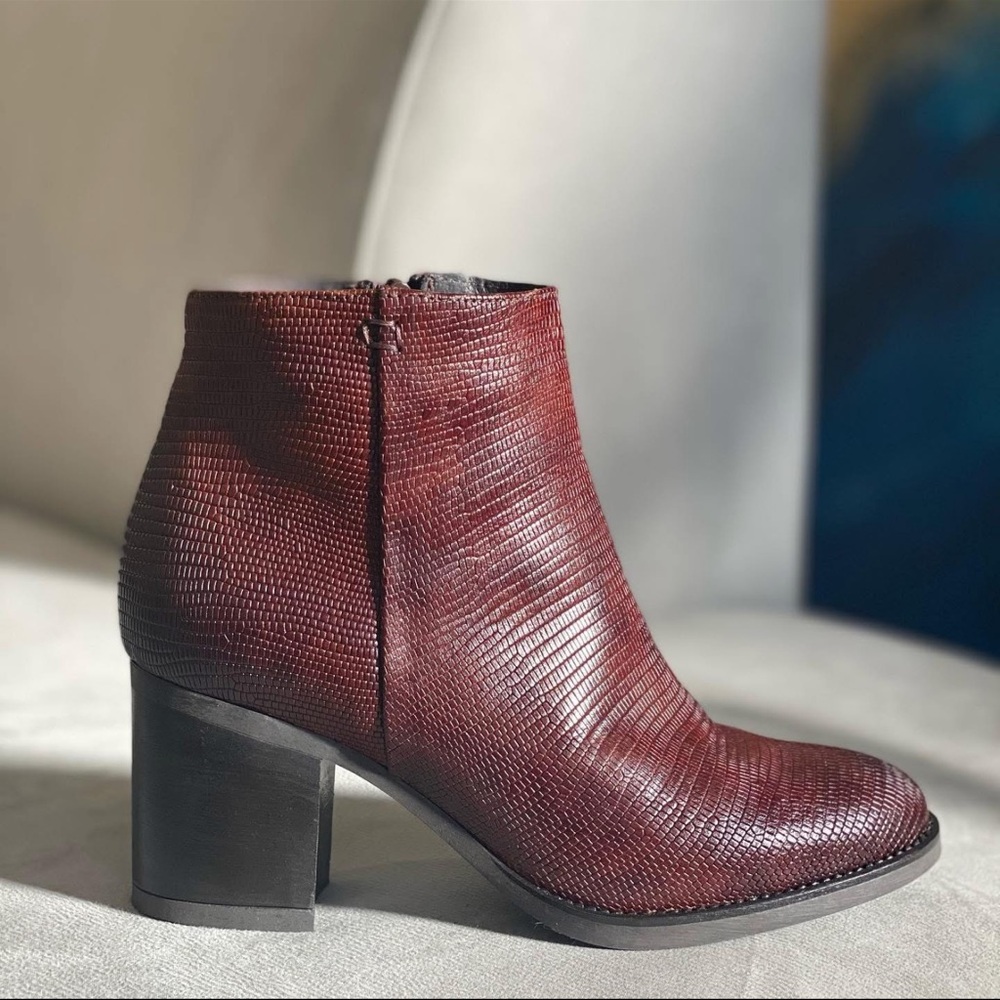 JONAK HEELED ANKLE BOOTS size (40)
in dark brown leather | Snakeskin